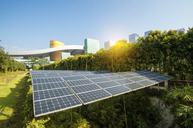 Modern Şehrin Parkındaki Güneş Panelleri