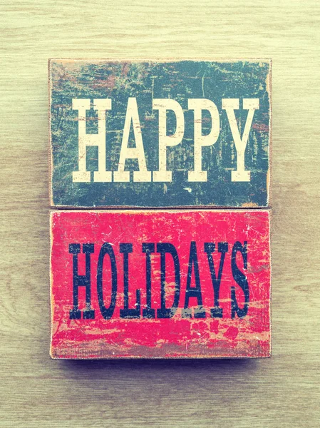 木製の背景に単語スペル幸せな休日 — ストック写真