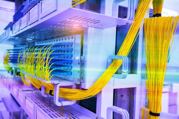 Centro tecnológico con equipo de fibra óptica — Foto de Stock
