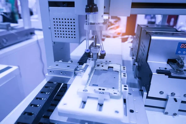 Brazo robótico en la línea de producción en fábrica — Foto de Stock