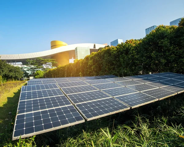 Modern Şehrin Parkındaki Güneş Panelleri