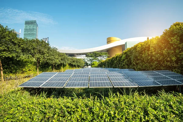 Modern Şehrin Parkındaki Güneş Panelleri