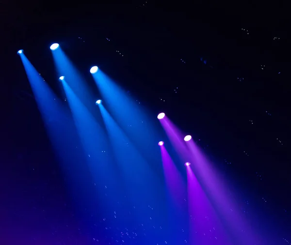 Holofotes de palco com raios laser — Fotografia de Stock