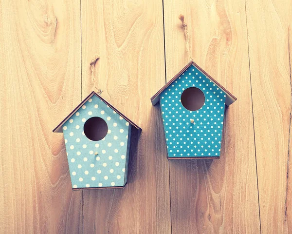 Dwa birdhouses powiesić na wiosenne kwiaty drzewa z antykami w stylu rustykalnym — Zdjęcie stockowe