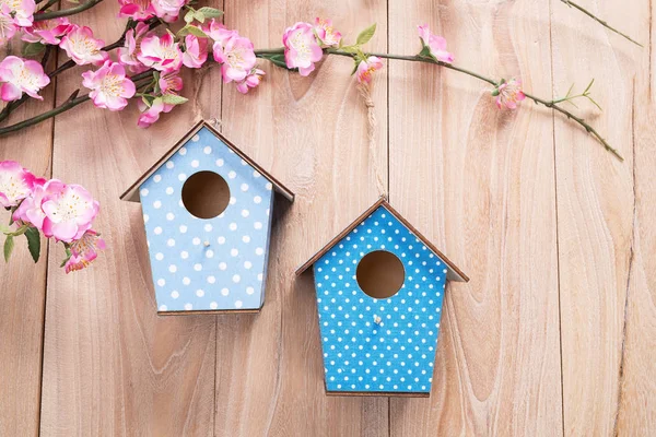 Dwa birdhouses powiesić na wiosenne kwiaty drzewa z antykami w stylu rustykalnym — Zdjęcie stockowe