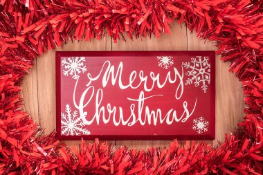 Neşeli Noel metin ve Noel dekorasyonları ahşap bir backg üzerinde