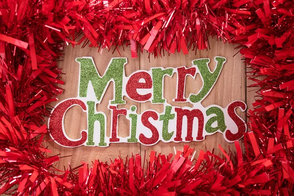Feliz Natal texto e decorações de Natal em um backg de madeira — Fotografia de Stock