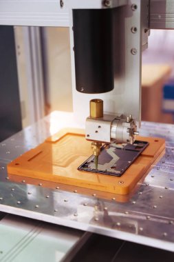 Robot tutkal şırıngasını telefonda tutuyor.