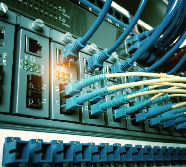 Fiber optik ekipmanlı teknoloji merkezi