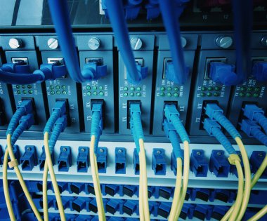 Fiber optik ekipmanlı teknoloji merkezi