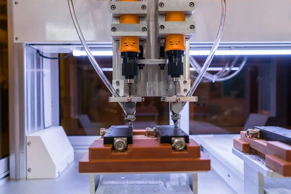 모바일 산업 제조 요소에서 로봇 드릴 기계 도구 — 스톡 사진