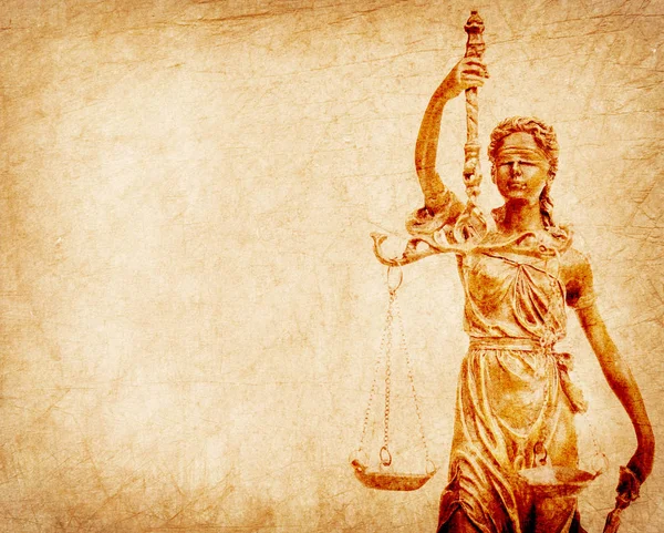 Estátua da justiça sobre papel de fundo antigo, conceito de lei — Fotografia de Stock