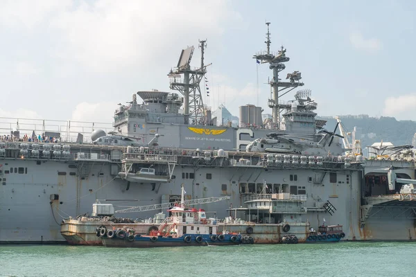 Hong kong, china - sept 18: de Amerikaanse amfibische aanval schip uss — Stockfoto