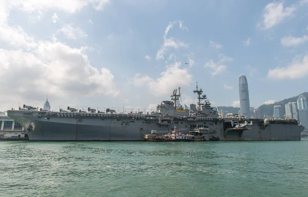 Hong kong, china - sept 18: de Amerikaanse amfibische aanval schip uss — Stockfoto