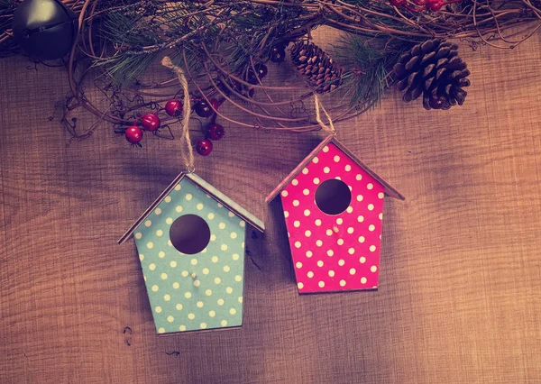 Twee nestkastjes hangen pine met antieke rustieke houten achtergrond. — Stockfoto