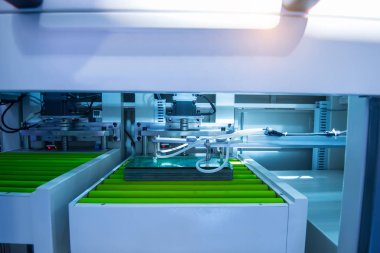 CNC makinesinin fabrikada çalışan PCB işlemesi