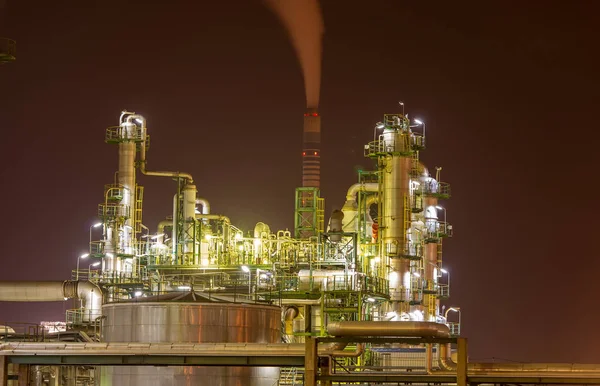 Installation industrielle de raffinerie avec chaudière industrielle la nuit — Photo