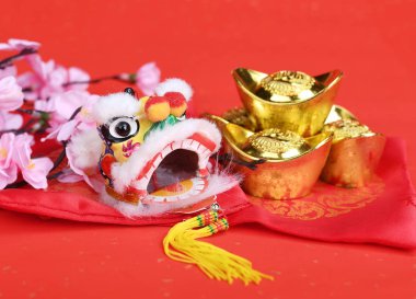 Yeni yıl için Çince geleneksel dans eden aslan