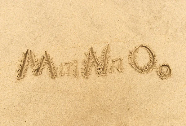 Alphabet-Buchstaben handgeschrieben im Sand am Strand — Stockfoto