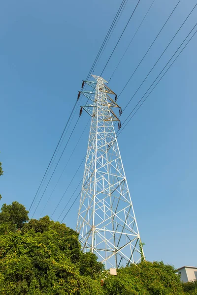 Elektryczne filar nad niebieski niebo — Zdjęcie stockowe