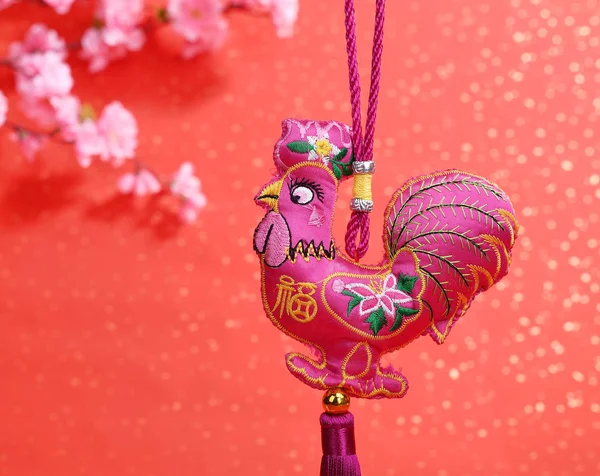 Tradizione Nodo cinese: Bambola di stoffa Gallo, Calligrafia cinese T — Foto Stock