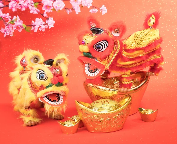 Yeni yıl için Çince geleneksel dans eden aslan — Stok fotoğraf