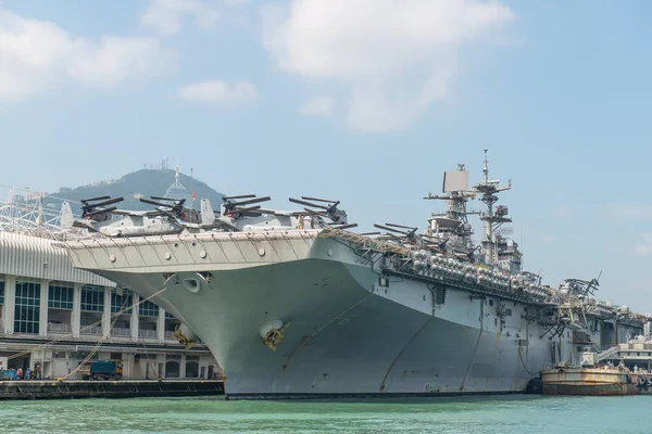 Hong kong, china - sept 18: de Amerikaanse amfibische aanval schip uss — Stockfoto