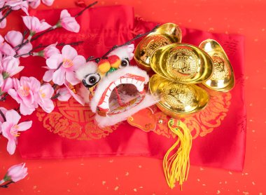 Yeni yıl için Çince geleneksel dans eden aslan