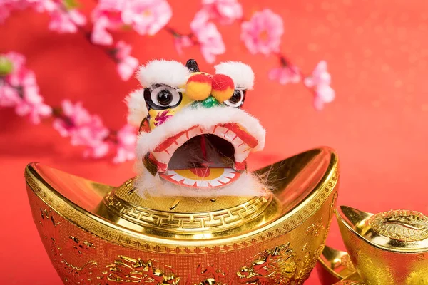 Leão de dança tradicional chinês para o ano novo — Fotografia de Stock
