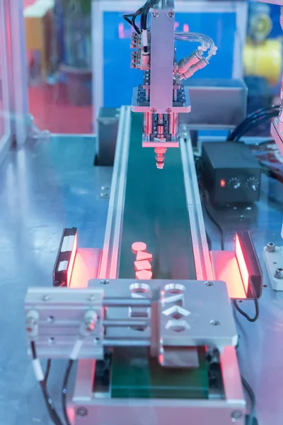 Robô automático na linha de montagem trabalhando na fábrica. Inteligente — Fotografia de Stock