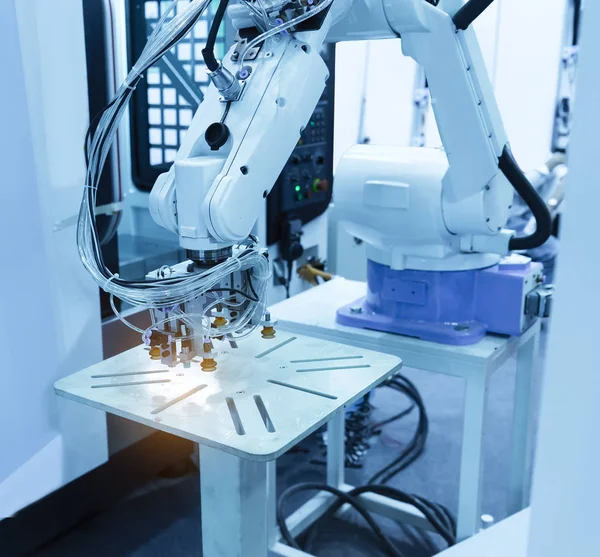 Автоматичний робот на складальній лінії, що працює на заводі. Розумний фактично — стокове фото