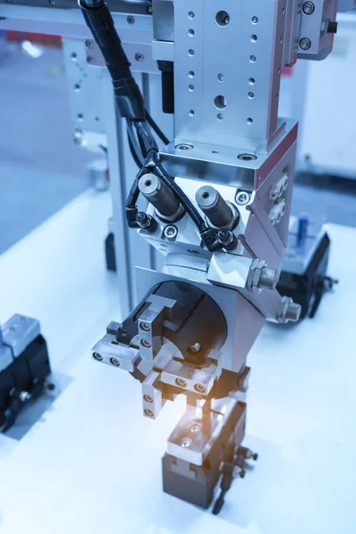 Robot automatico in catena di montaggio che lavora in fabbrica. Intelligente. — Foto Stock