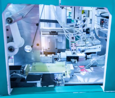 Montaj fabrikasında çalışmaya hattı otomatik robot. Akıllı facto