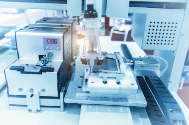 Robot tutkal şırıngasını telefonda tutuyor.