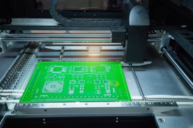 otomatik mikroçip üretim fabrikası 