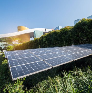 Modern şehir içinde güneş panelleri