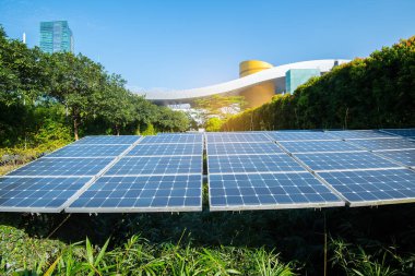 Modern şehir içinde güneş panelleri