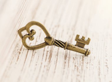 bir anahtar şeklinde bronz kolye.