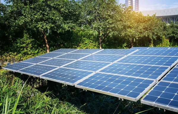 Paneles solares en la ciudad moderna — Foto de Stock