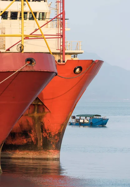 Prua di una nave con indicatore di profondità dell'acqua . — Foto Stock