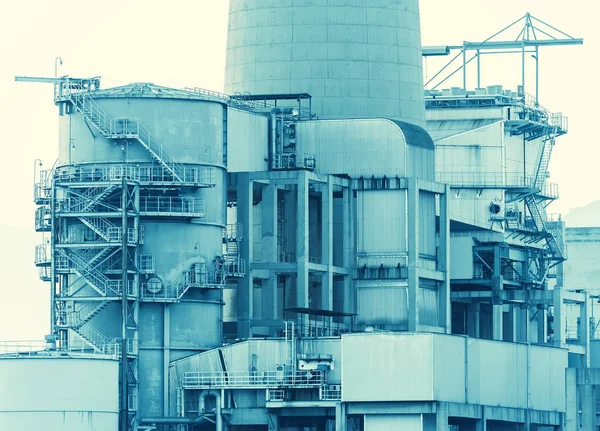 Газоперерабатывающий завод. ландшафт с газовой и нефтяной промышленностью — стоковое фото