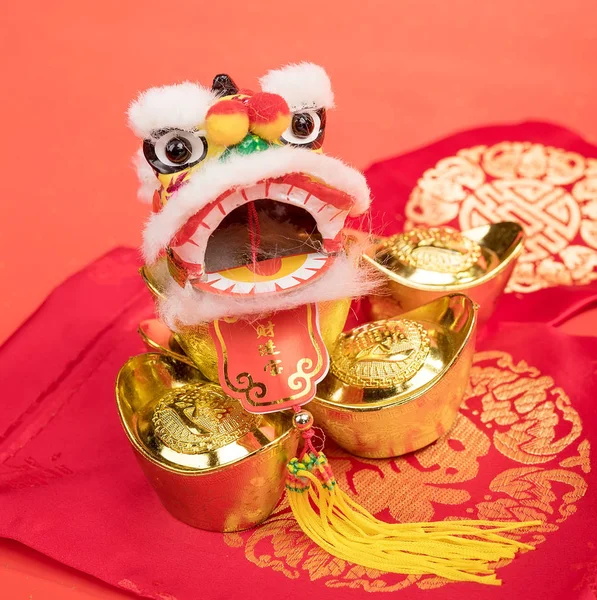 Chinese traditional dancing lion with Gold ingot,Chinese calligr — Stock Photo, Image