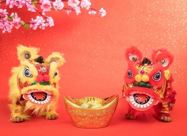 Chinesischer traditioneller tanzender Löwe mit Goldbarren, chinesisches Kalligr — Stockfoto
