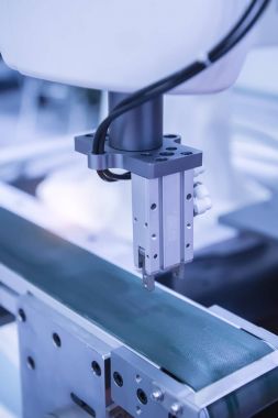 Montaj fabrikasında çalışmaya hattı otomatik robot. Akıllı facto