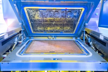 CNC makinesinin fabrikada çalışan PCB işlemesi