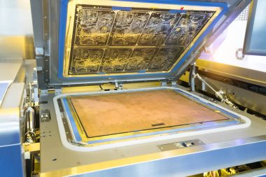 CNC makinesinin fabrikada çalışan PCB işlemesi