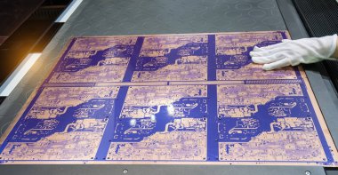 CNC makinesinin fabrikada çalışan PCB işlemesi