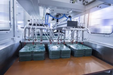 CNC makinesinin fabrikada çalışan PCB işlemesi