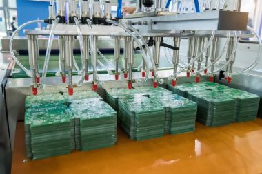 CNC makinesinin fabrikada çalışan PCB işlemesi