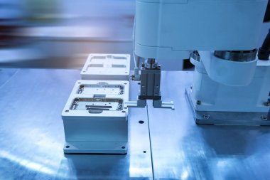 Montaj fabrikasında çalışmaya hattı otomatik robot. Akıllı facto